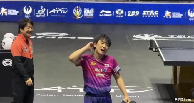 张本智和夺冠后频繁挑衅：拍打胸前日本国旗 手指身披中国国旗的球迷